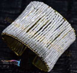 Náramok Cuff korálkový biely